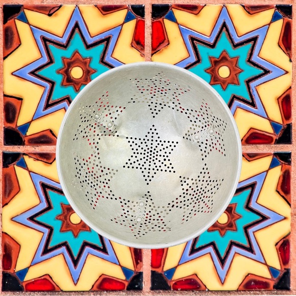 A Vintage colander with 6-sided star Pattern - Picture 2 of 8